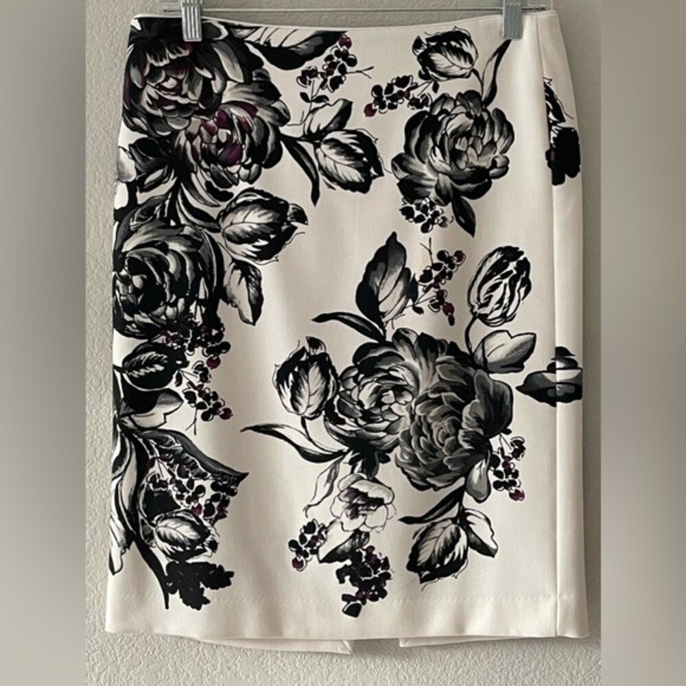 White House Black Market (WHBM) Floral Skirt Size 6